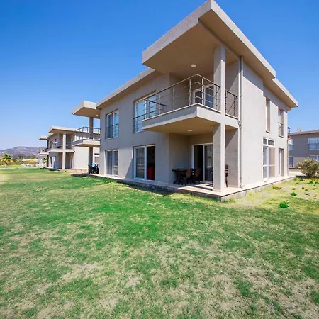 Вилла Charming House With Shared Pool In Milas Мешелик